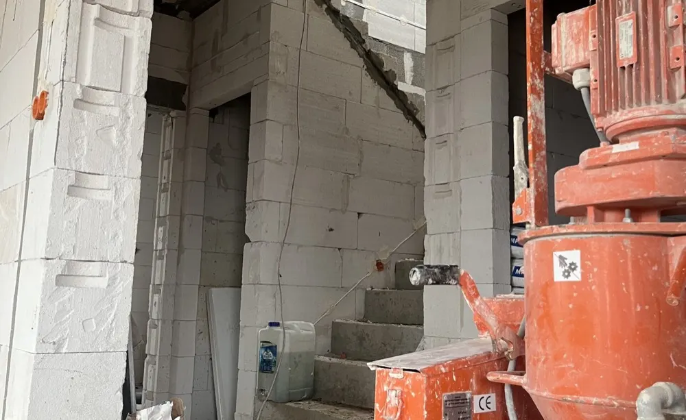 Warstwa tynku nakładana maszynowo na mur